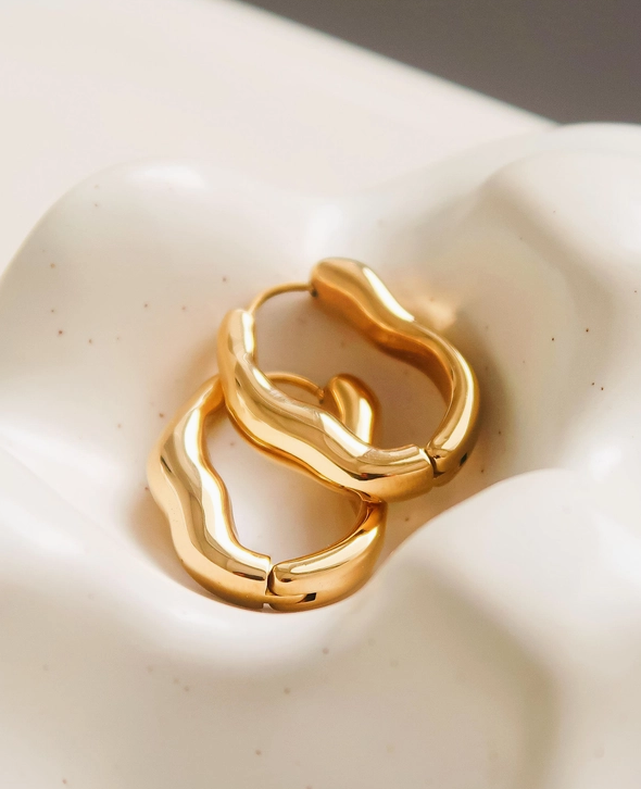 18K Gold Oval Hoop Earring