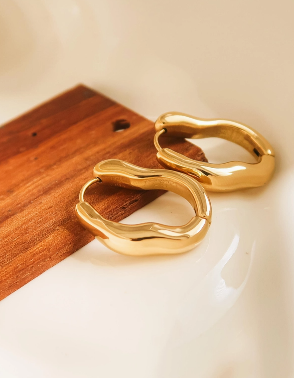 18K Gold Oval Hoop Earring