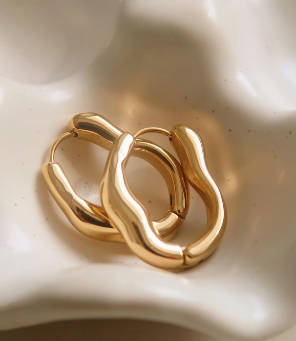18K Gold Oval Hoop Earring